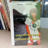 Série noire pour femmes en blanc