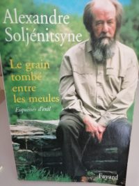 Le grain tombé entre les meules
