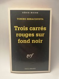 Trois carrés rouges sur fond noir