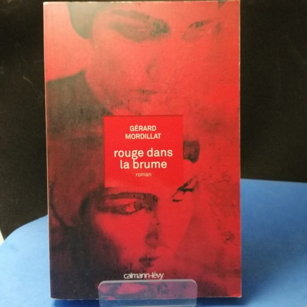 Rouge dans la brume