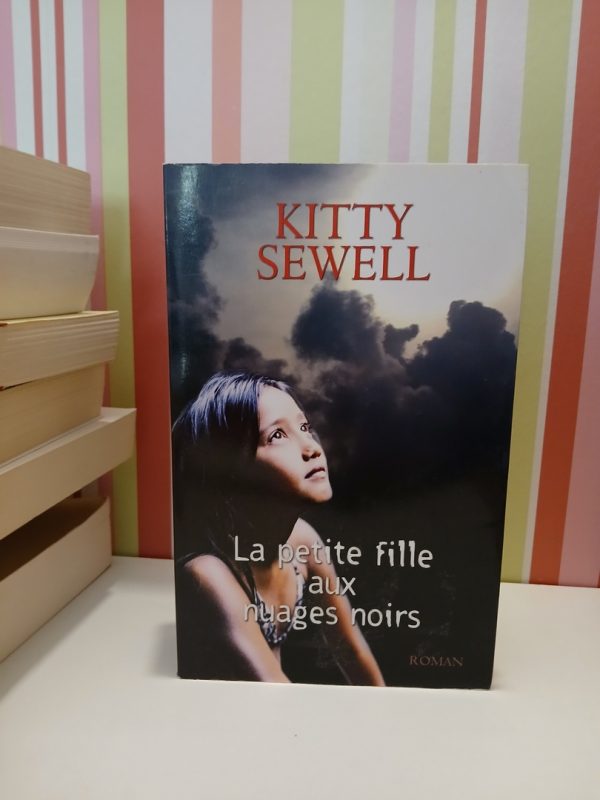 La Petite Fille Aux Nuages Noirs