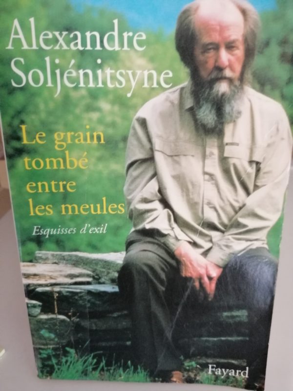 Le grain tombé entre les meules