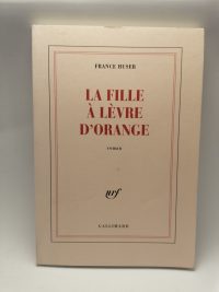 La fille à lèvre d'orange