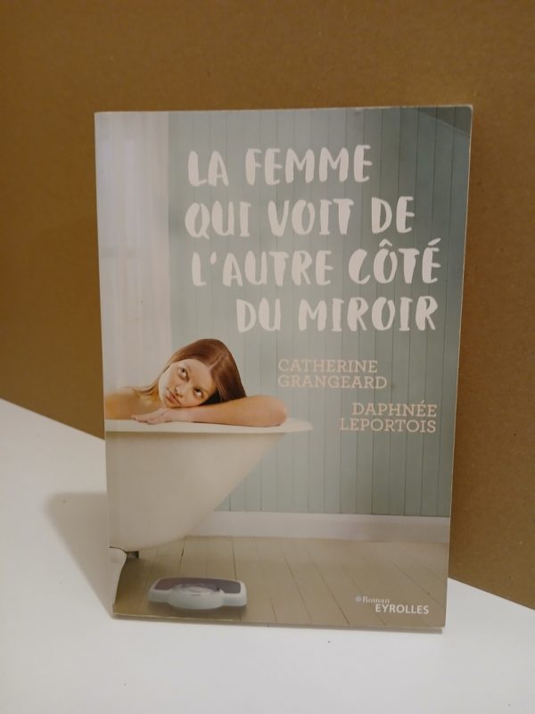 La femme qui voit de l'autre côté du miroir