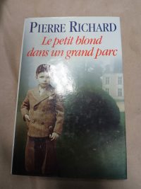 Le Petit Blond Dans Un Grand Parc